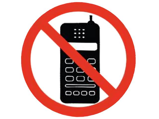APLI 00848 Mobiltelefon használata tilos 114 x 114 mm 